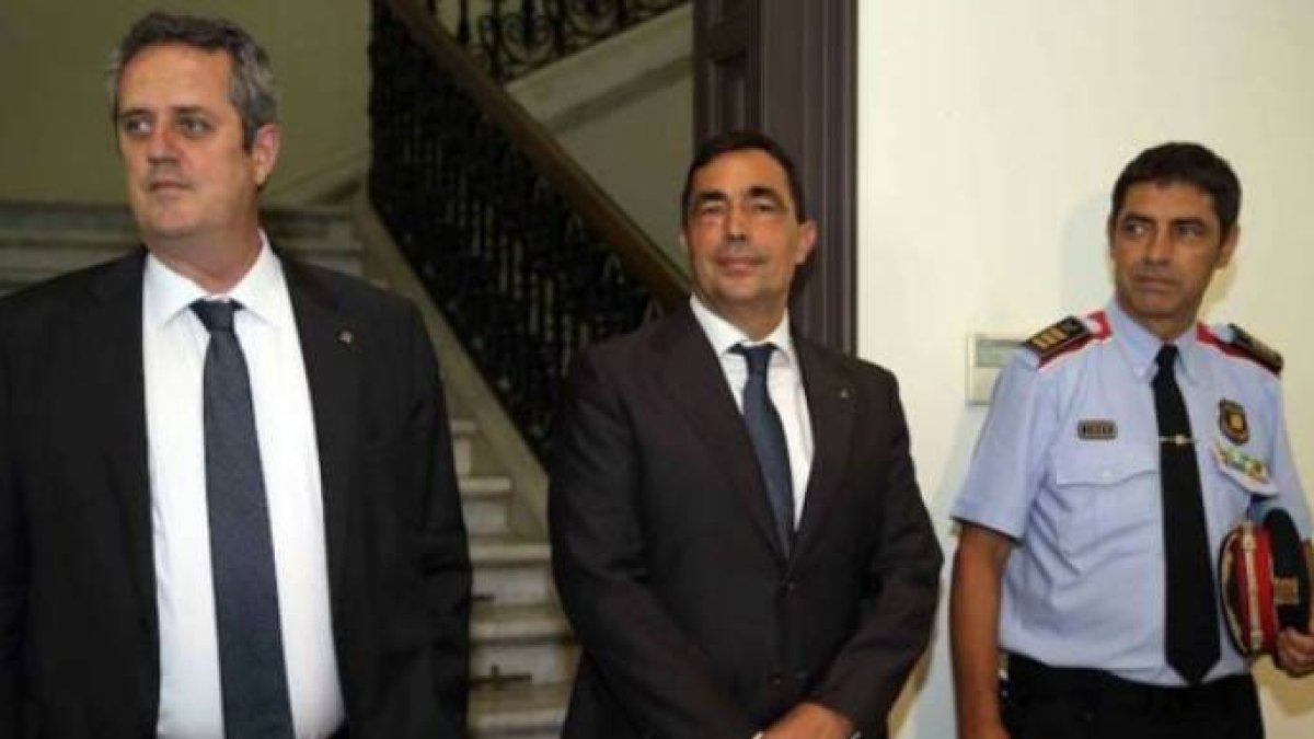 El director general de los Mossos, Pere Soler, flanqueado por Forn y Trapero.