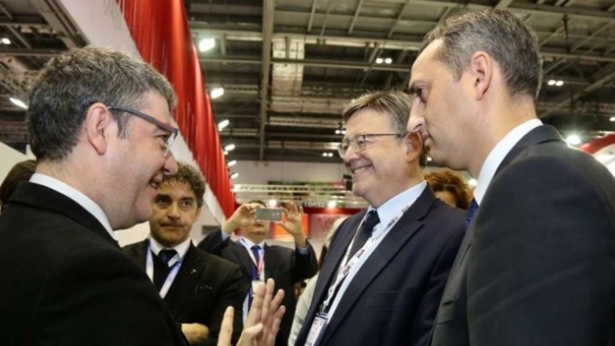 El ministro Alvaro Nadal conversa con Ximo Puig y el presidente de la diputación de Alicante, César Sánchez.