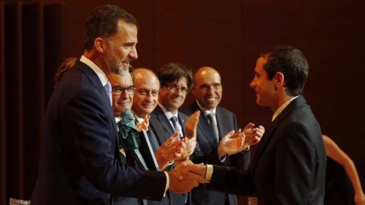 Felipe VI saluda a Bernat Ollé.
