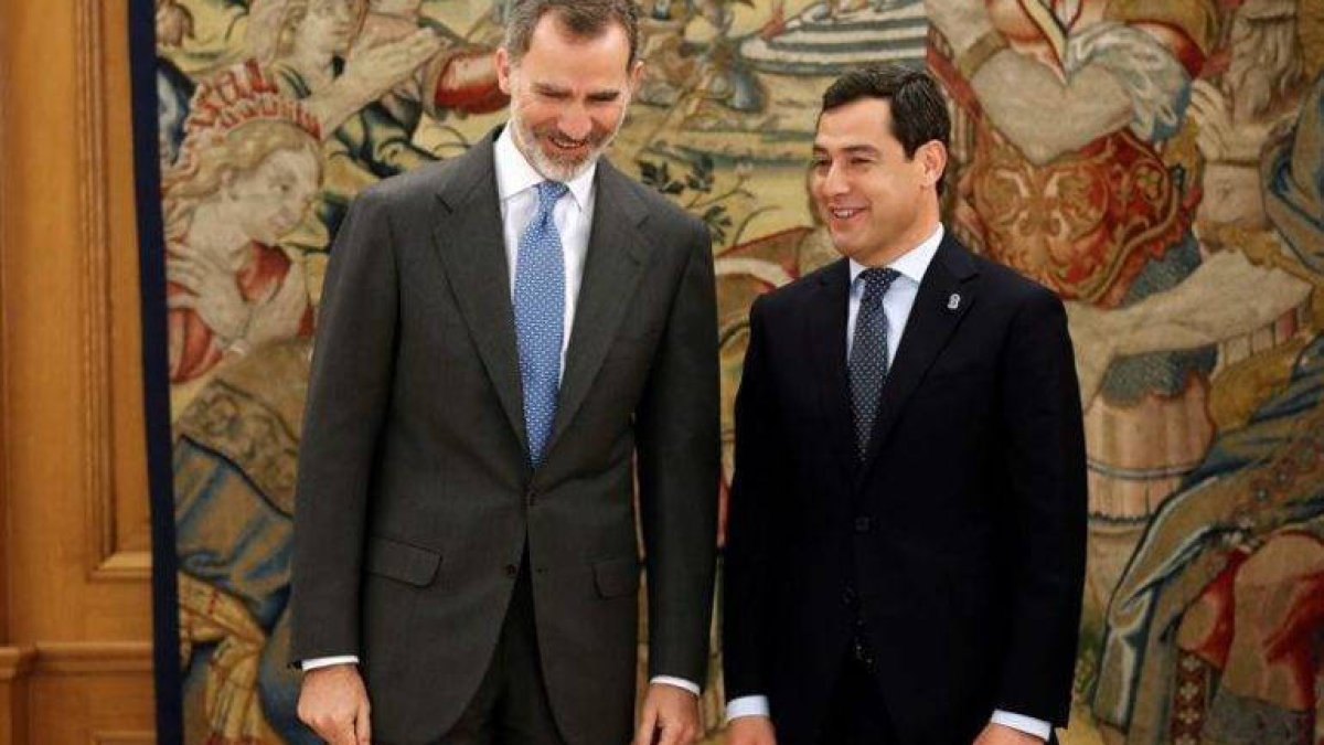 Juanma Moreno, posando con el Rey en La Zarzuela