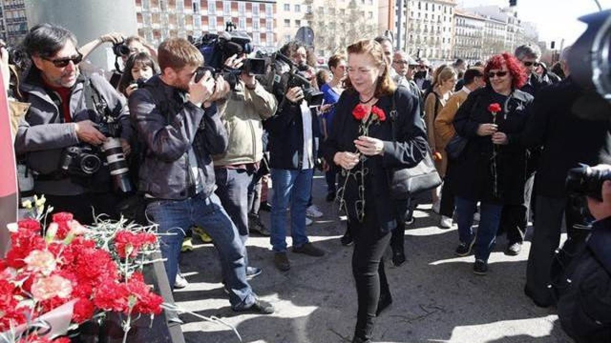 Almeida abandona el acto por el 11-M convertido en un 
