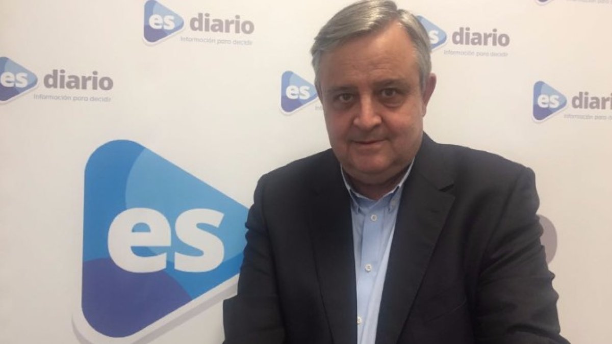 Beaumont desvela el motivo por el que Iglesias hinca la rodilla ante Ada Colau