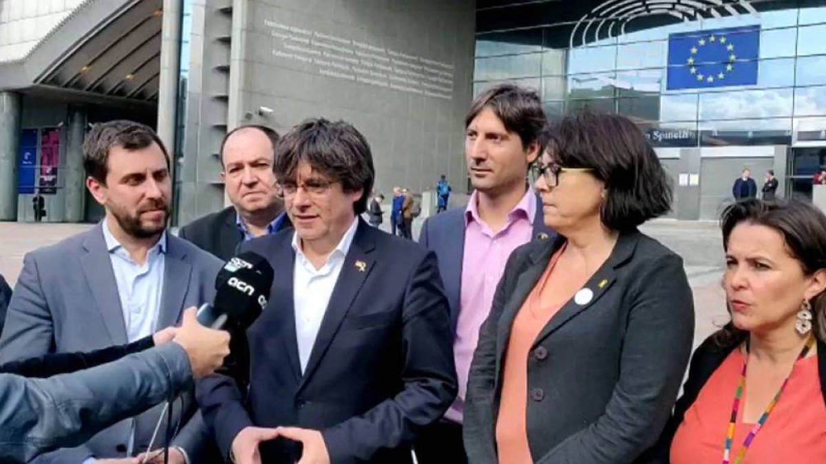 Puigdemont se va quedando sin tiempo ni tribunales para seguir montando su circo
