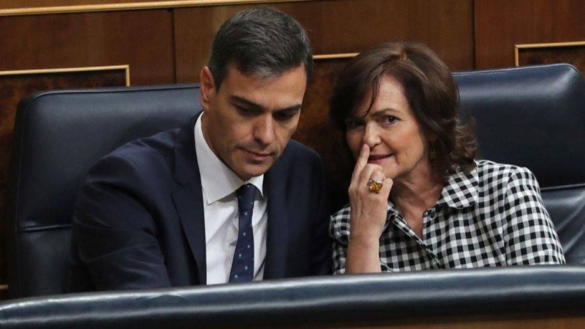 Pedro Sánchez y Carmen Calvo en sus escaños.
