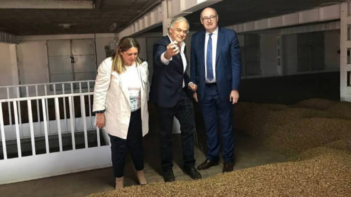 Herraz, Hogan y Pons, en su secadero de chufa de Alboraya
