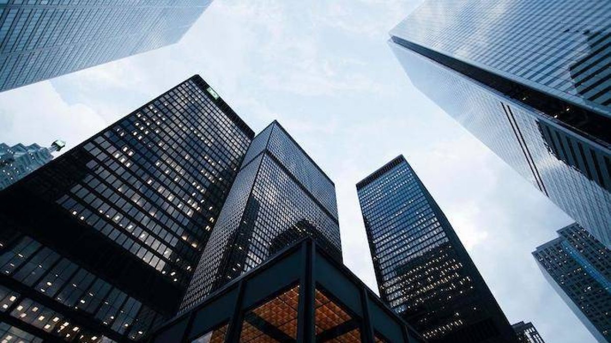 El empleo crece más en las corporaciones, igual que su responsabilidad