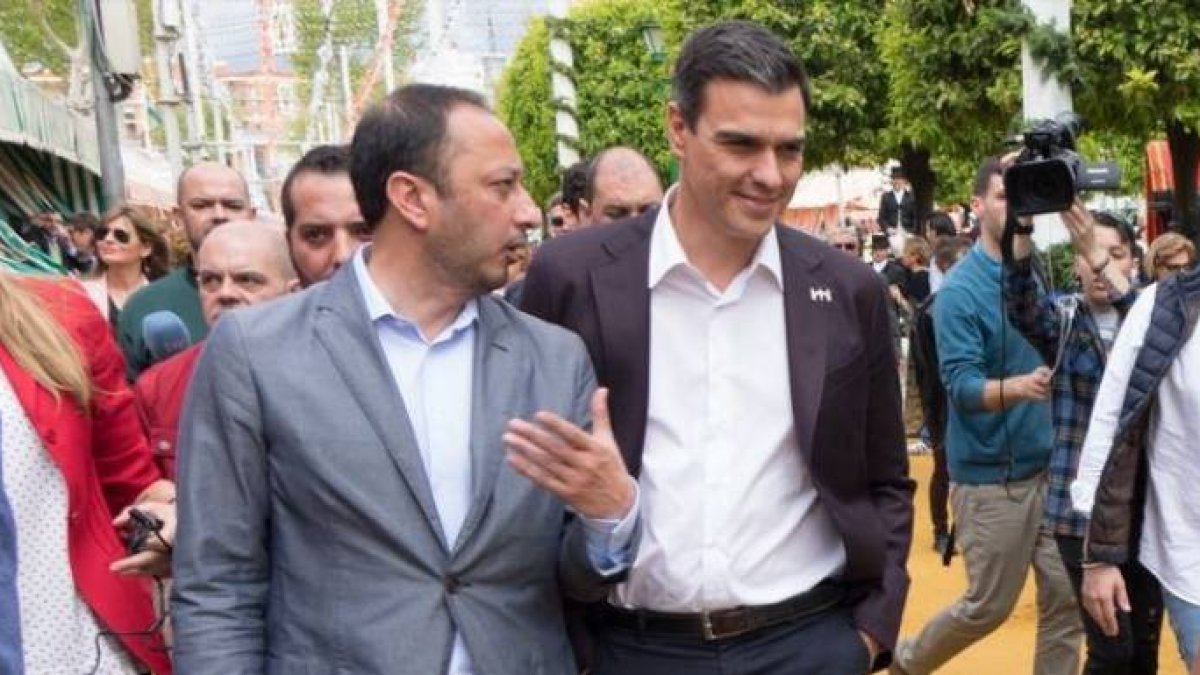 El delegado del Gobierno en Andalucía, en un acto con Pedro Sánchez.