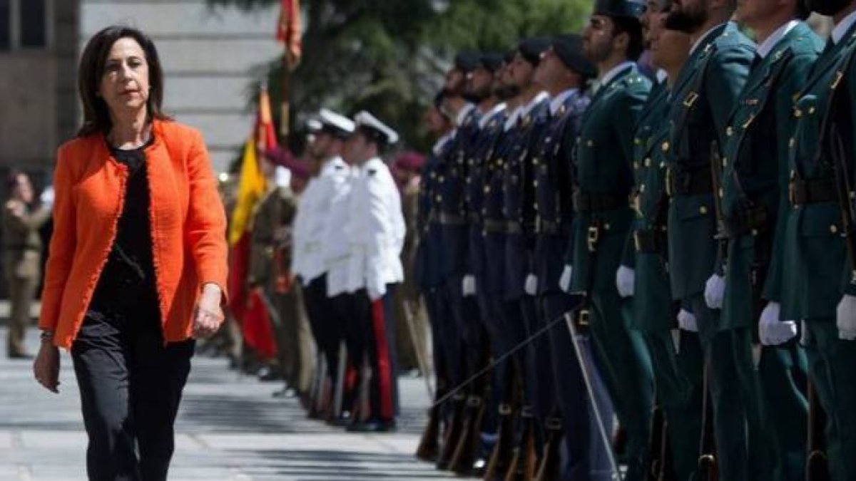 Margarita Robles, pasando revista a las tropas.