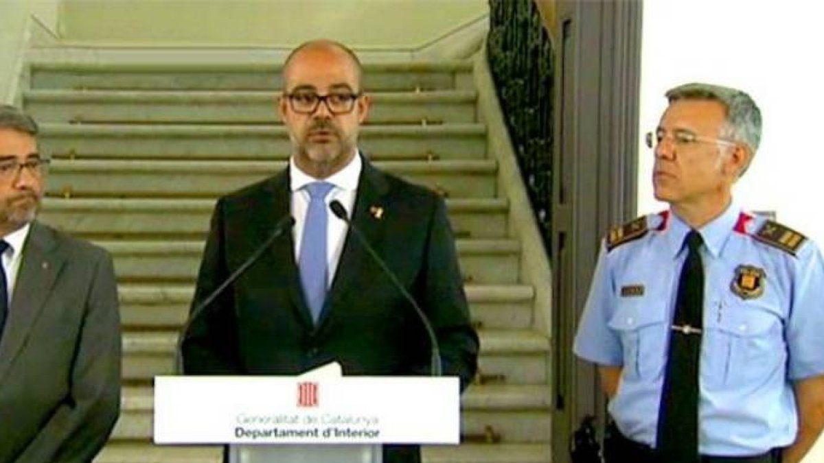 El consejero de Interior catalán, Miquel Buch, y el jefe de los Mossos cesado, Miquel Esquius.