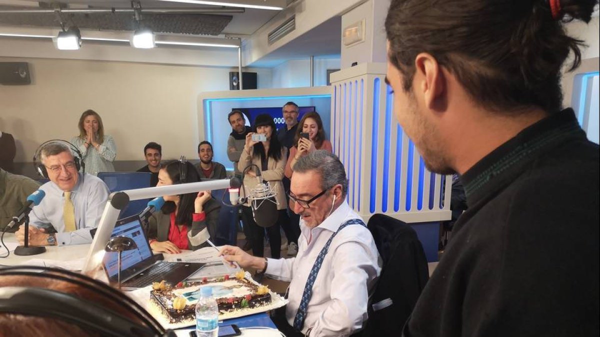 Herrera, mirando la tarta con su rostro traída por su hijo Alberto