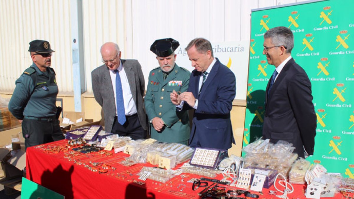 Juan Cralos Moragues observa las joyas falsificadas.