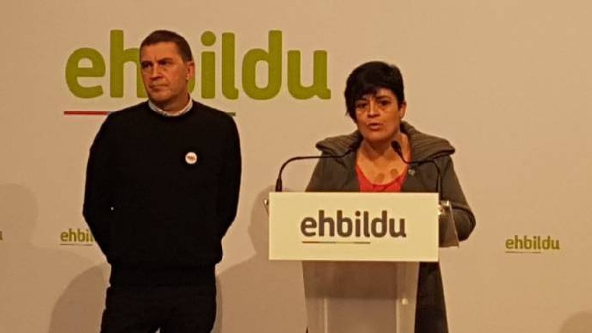 Arnado Otegi, este lunes, junto a la diputada de Bildu, Maite Beitialarrangoitia.