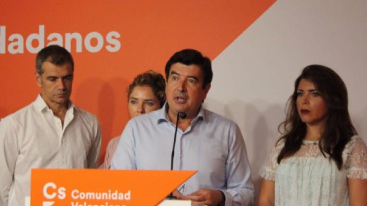 Fernando Giner (c) con Toni Cantó y Mari Carmen Sánchez a los lados.