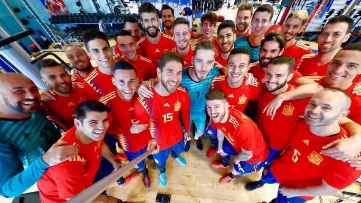 Sergio Ramos acude al rescate de la nueva y polémica camiseta de la Selección
