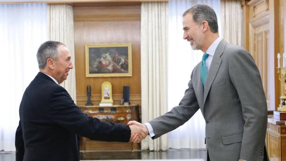Felipe VI con el representante de Compromís, Joan Baldoví