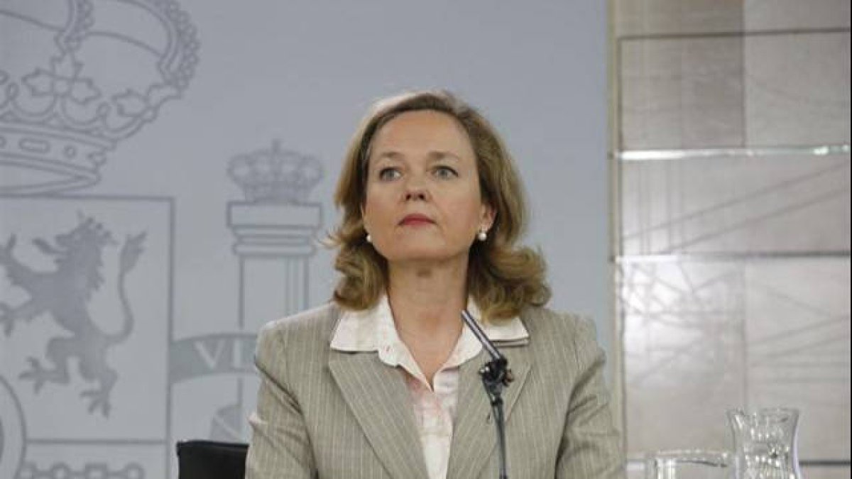 Otra palo para Calviño: subir el salario mínimo costará 160.000 empleos
