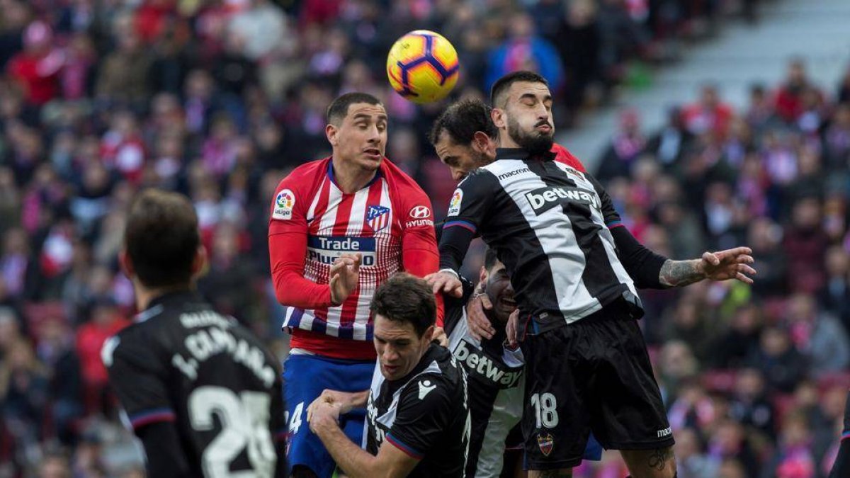 Una imagen de un más que disputado encuentro