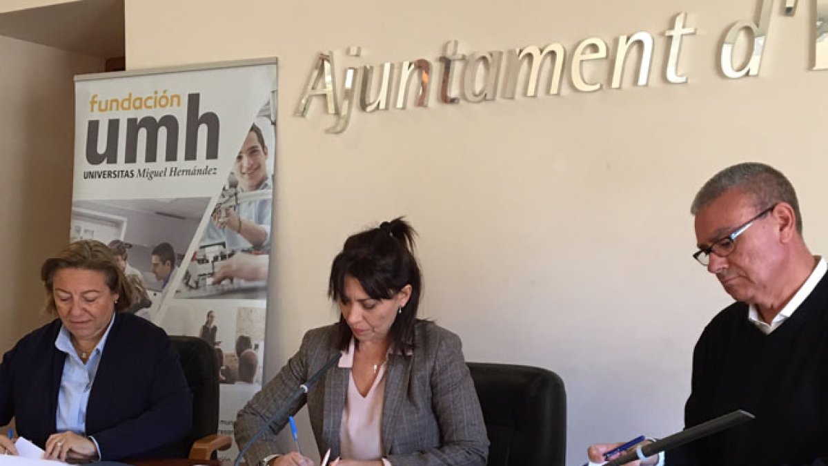 la directora-gerente de la Fundación UMH, Tonia Salinas y la concejala de Bienestar Social, Igualdad, Inmigración, Juventud y Cooperación del Ayuntamiento de Elche, María Teresa Maciá.