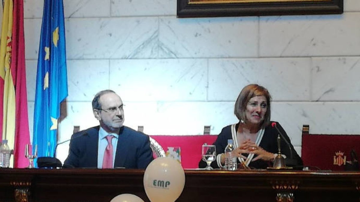 Girau se despide del Ayuntamiento de Valencia con aplausos desde el hemiciclo