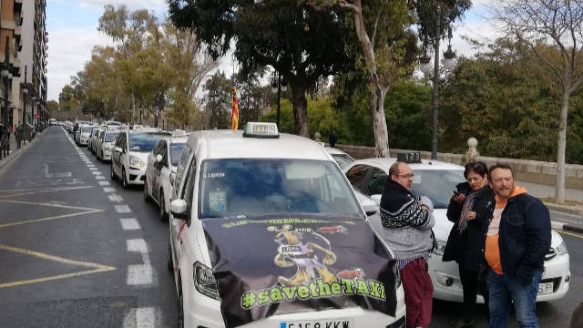 Taxistas valencianos en el cauce del río