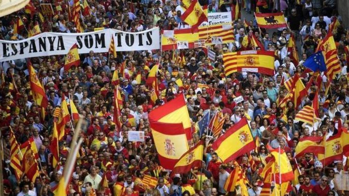 Banderas de España en la masiva manifestación de hace un año en Barcelona convocada por SCC.