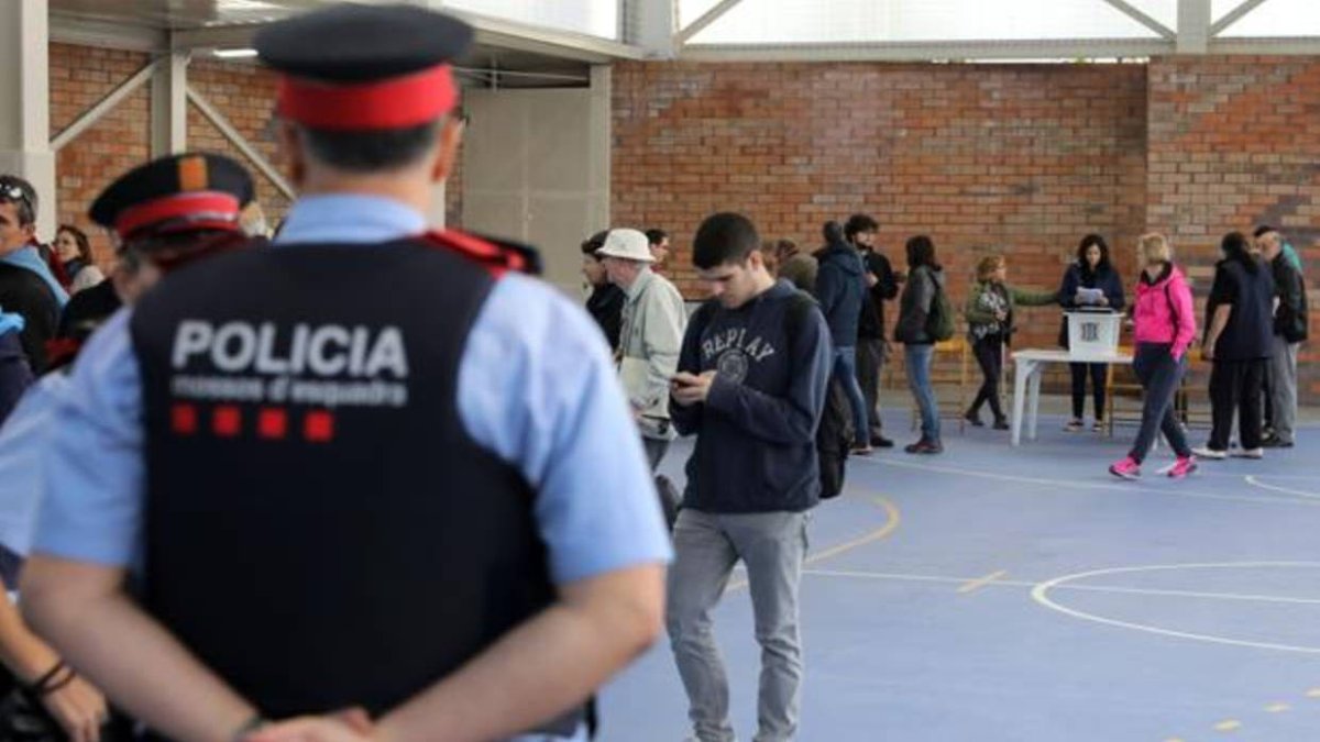 La traición de los Mossos, al descubierto: protegían las urnas y los recuentos