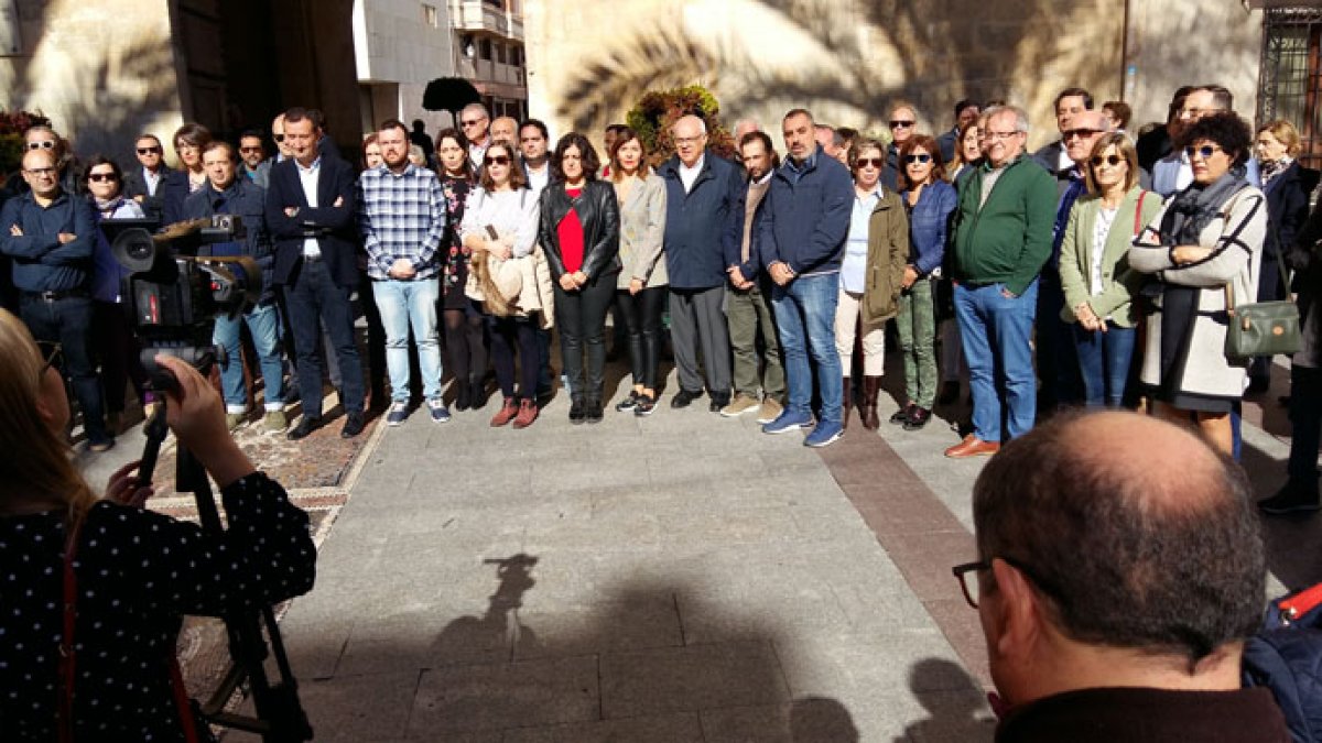 Miembros de la Corporación municipal y vecinos de Elche guardaron cinco minutos de silencio.