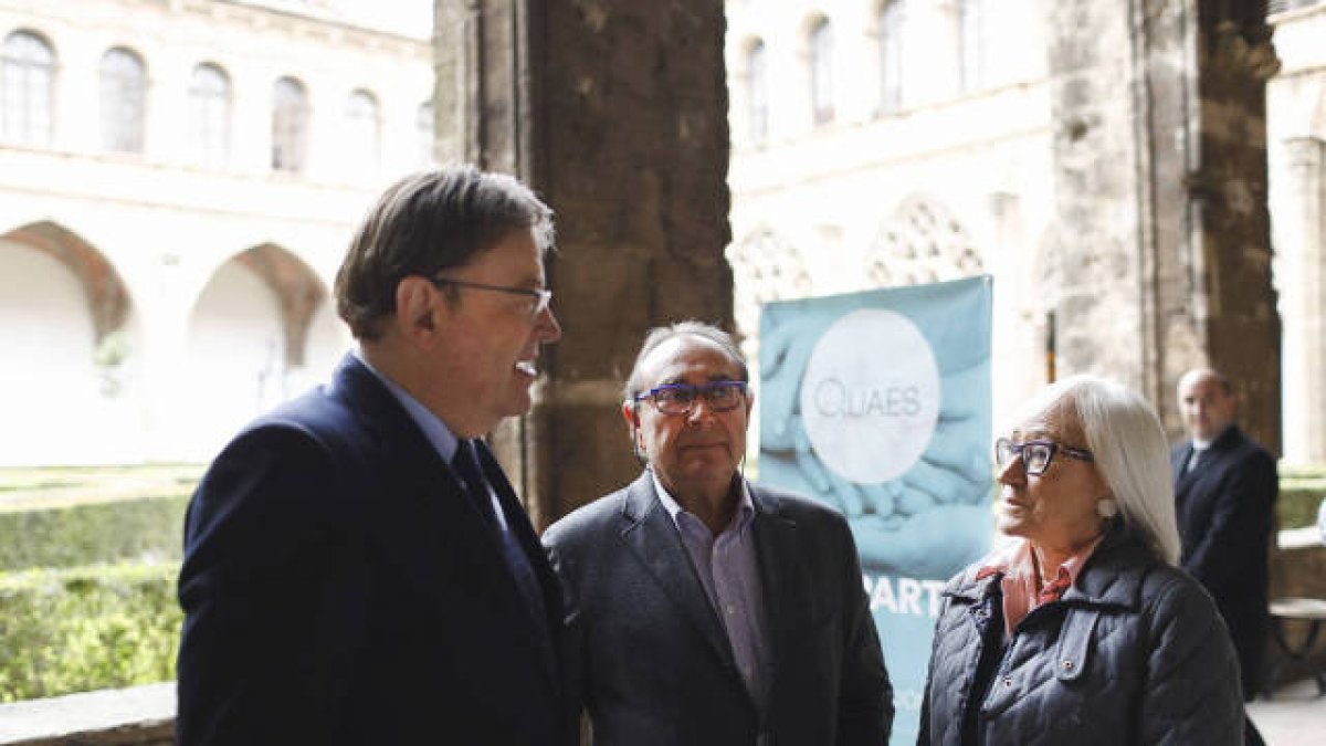 Ximo Puig con los padres de Carmen Chacón