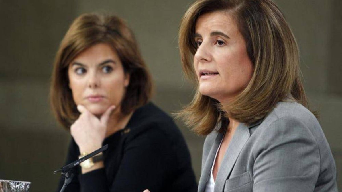 Fátima Báñez junto a Soraya Sáenz de Santamaría.