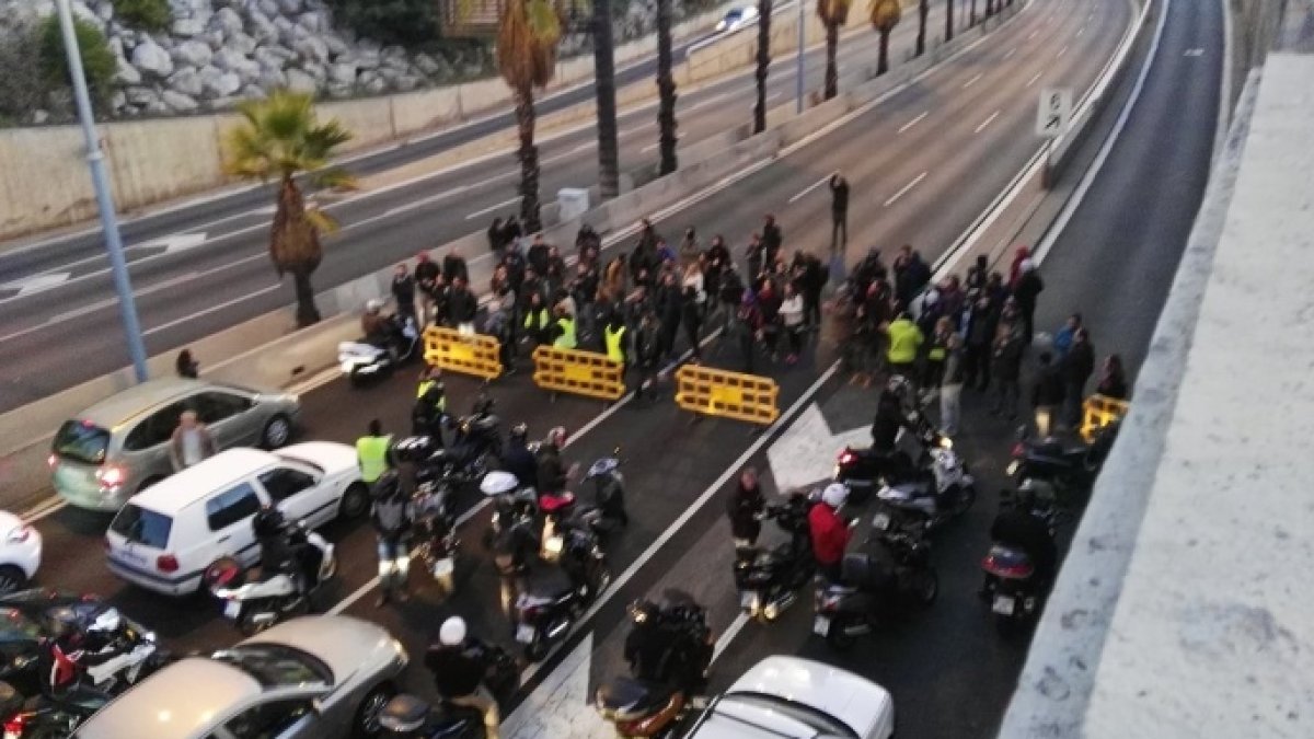 Un reducido grupo de piquetes corta el tráfico en una autopista catalana sin que los Mossos actúen.