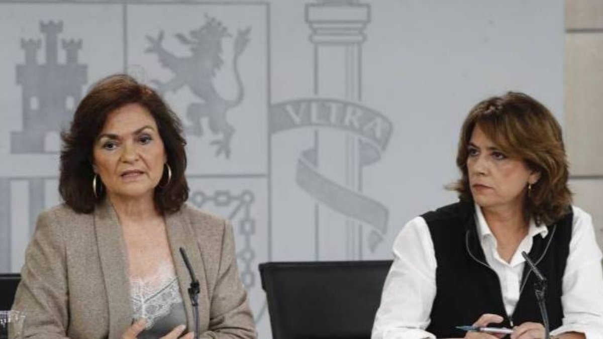 La vicepresidenta, Carmen Calvo, y la ministra de Justicia, en una de sus comparecencias sobre la exhumación de Franco.