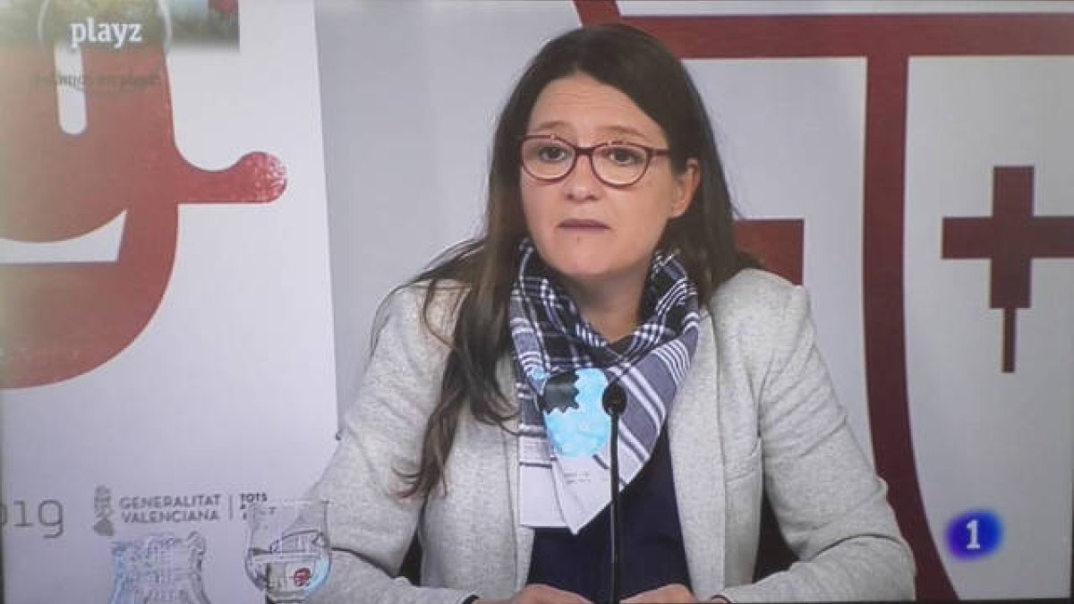 ¿Fue apropiado este viernes el pañuelo fallero de Mónica Oltra?