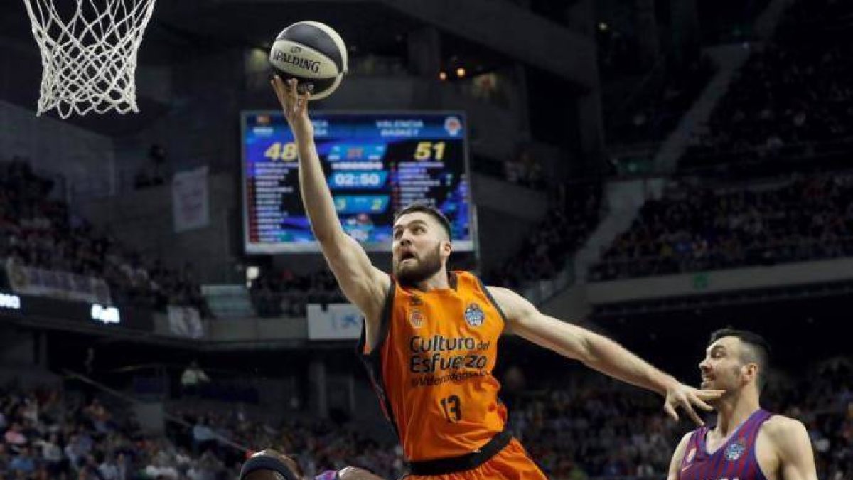 Mike Tobey completó un buen partido