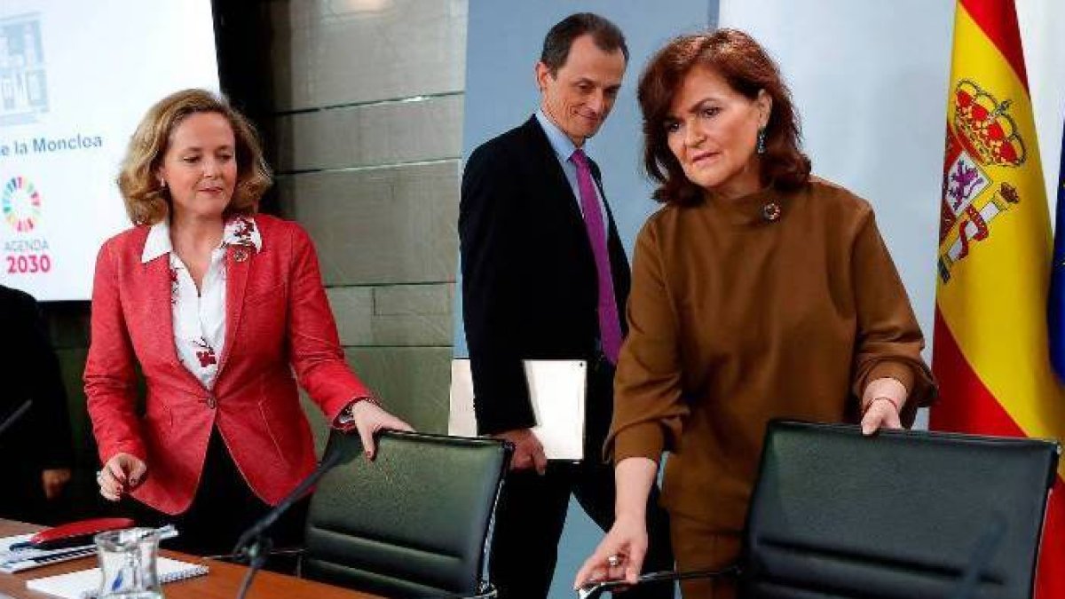 Calviño y Carmen Calvo, junto a Pedro Duque, en una comparecencia tras el Consejo de Ministros.