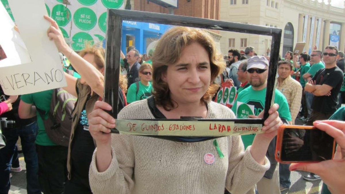 Colau, en 2013, participando en un escrache durante una visita de Rajoy a Barcelona