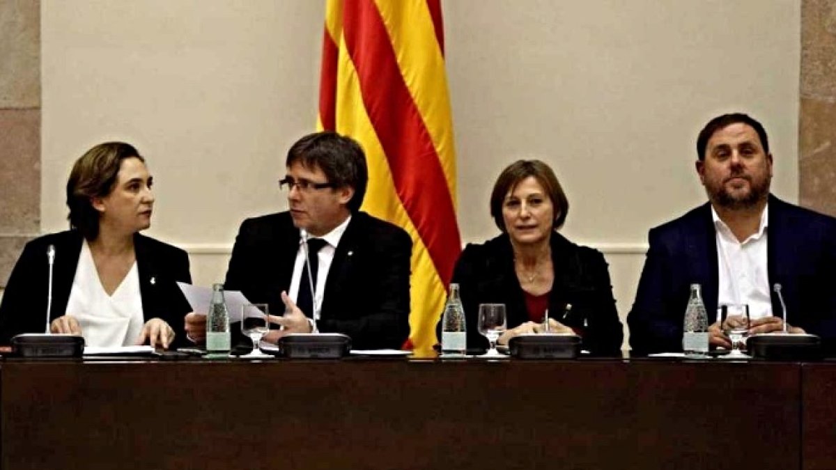 Ada Colau, en un acto con Puigdemont, Forcadell y Junqueras.