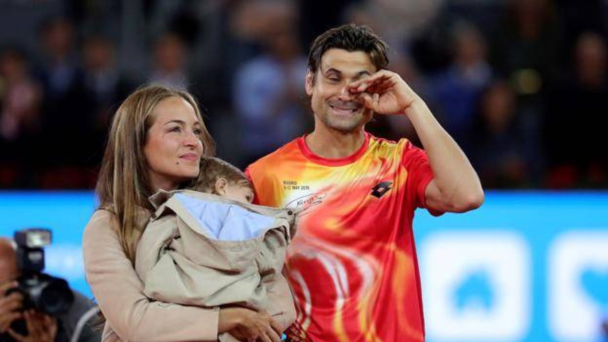 David Ferrer se despide acompañado de su esposa y su hijo