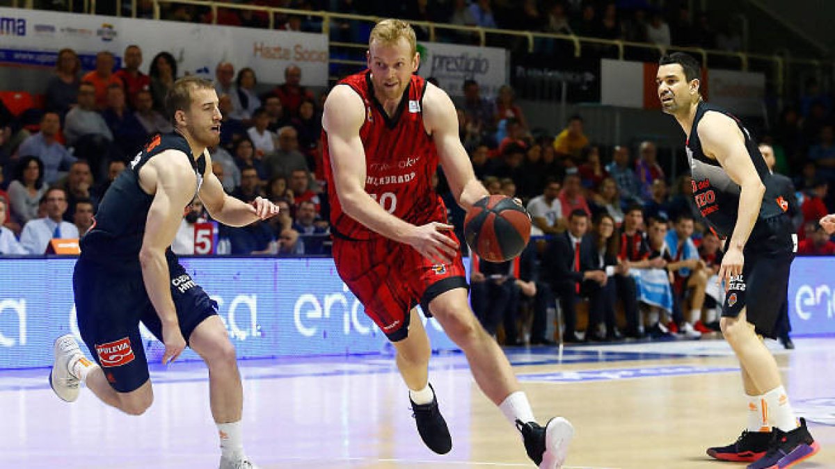 Ni Clark ni ningún jugador local halló obstáculo alguno en su camino hacia el aro
