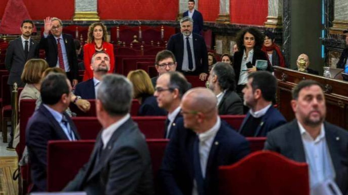 La foto que el lunes dio la vuelta a Europa: el desplante televisado de Junqueras a Torra.