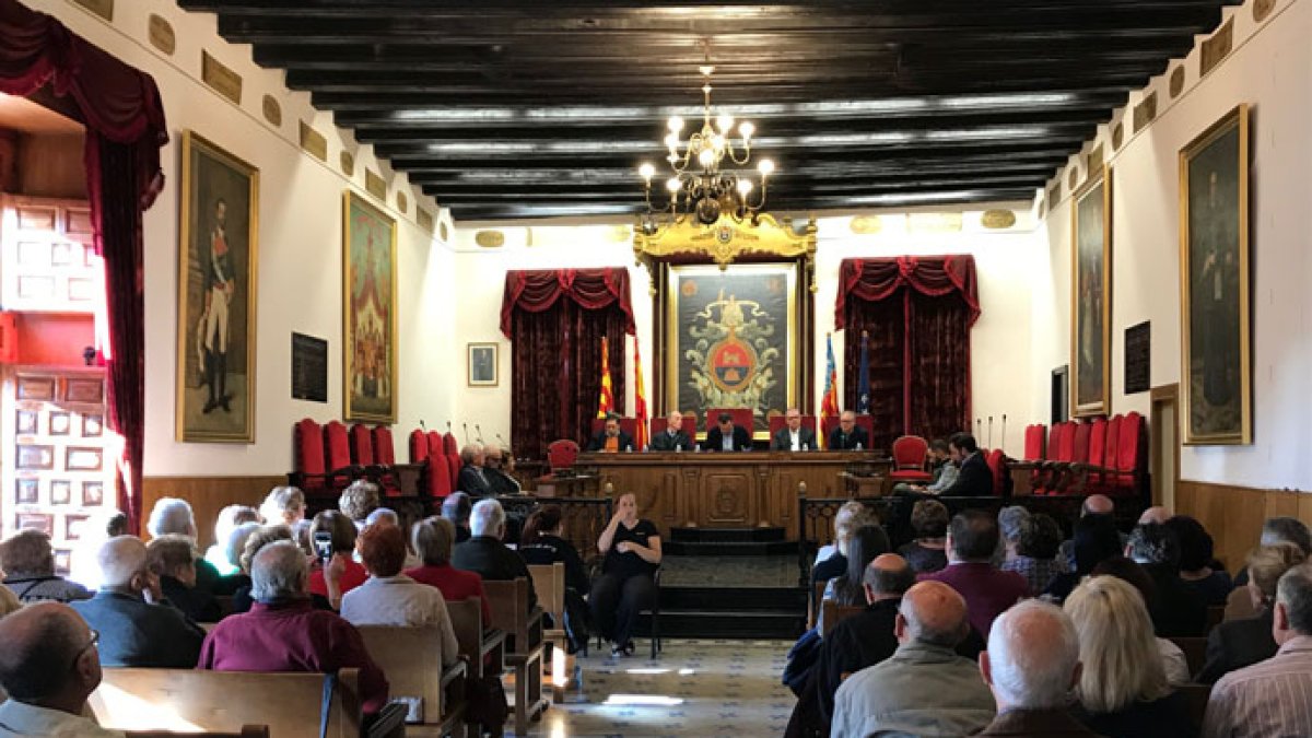 El alcalde Carlos González hace un llamamiento para preocuparnos del bienestar de nuestros mayores.