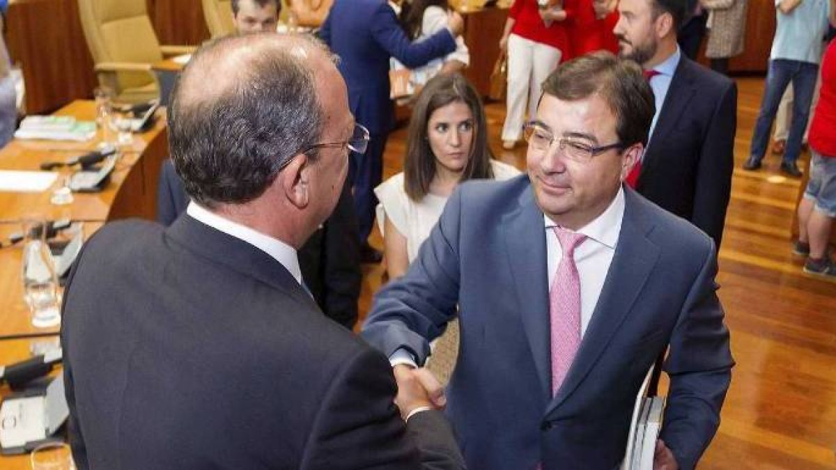 Vara saluda al líder del PP extremeño, José Antonio Monago en el Parlamento regional.