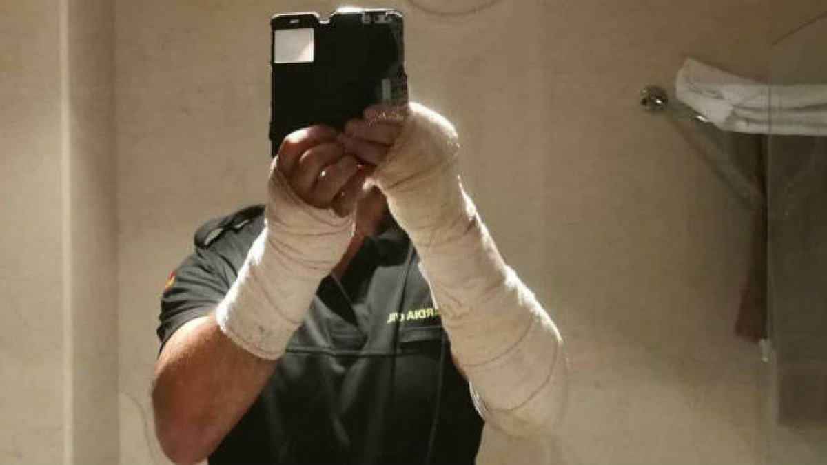 Uno de los últimos guardias civiles agredidos con ácido y cal viva en la frontera de Ceuta.
