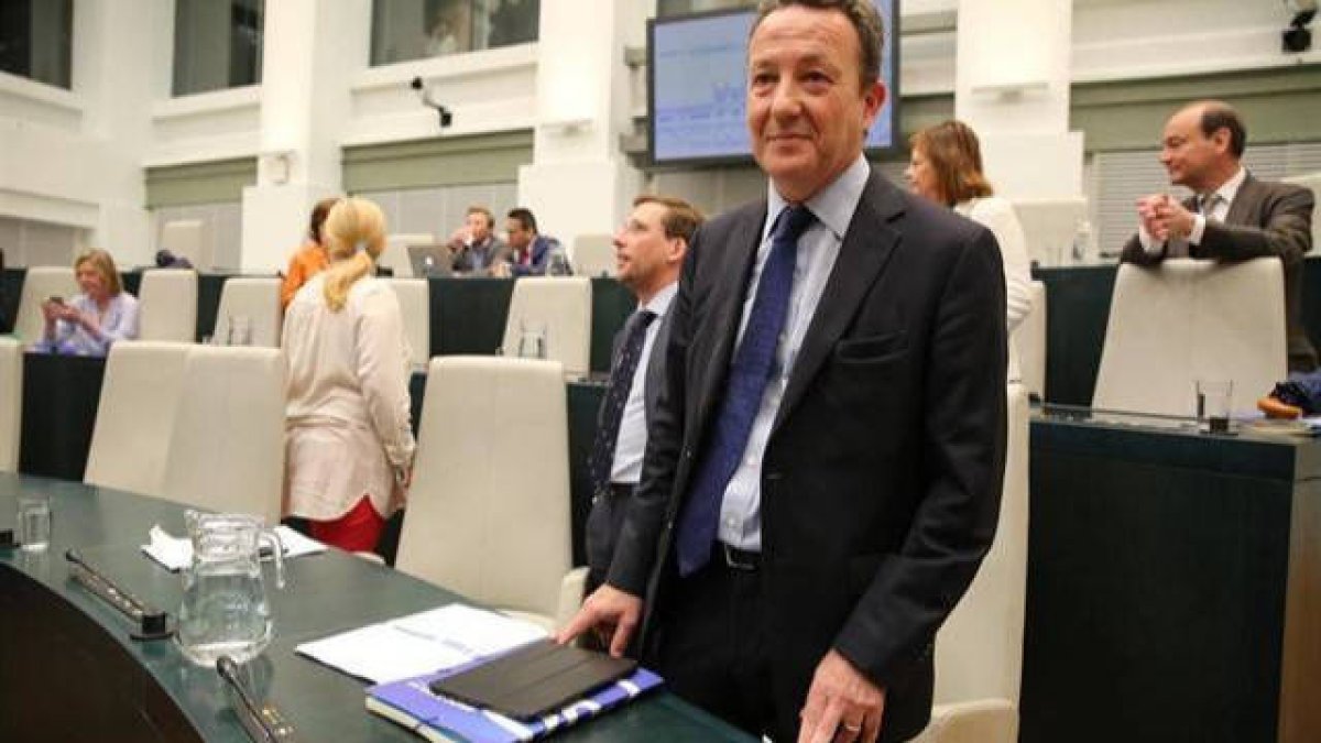 La renuncia de Henríquez de Luna abre otra grieta en el PP de Madrid