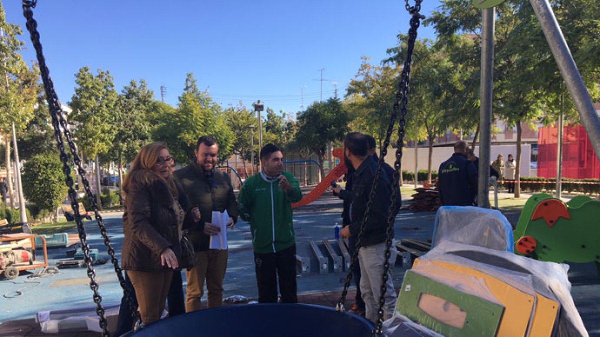 Antonio García supervisa los trabajos que se realizan en la Plaza 1º de Mayo.