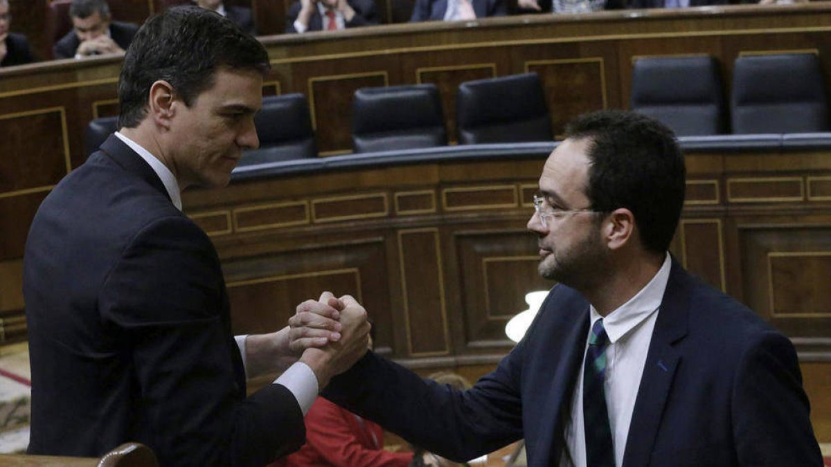 Pedro Sánchez junto a Antonio Hernando.