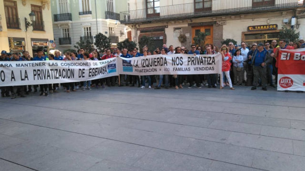 Trabajadores de Egevasa en la Plaça de Manises