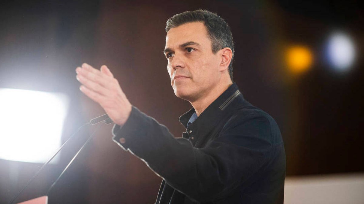 Sánchez, iluminado por un foco este sábado en Sevilla