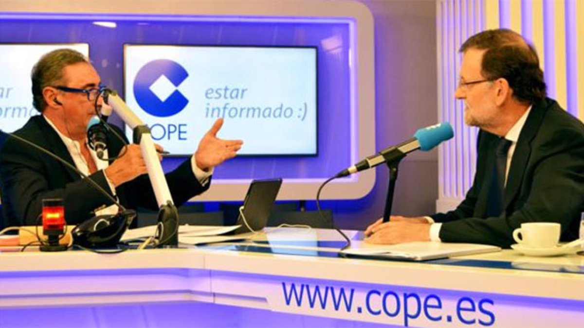 Mariano Rajoy en los estudios de la Cadena COPE ante Carlos Herrera.