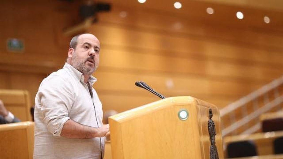 Un senador de Podemos lo deja por el