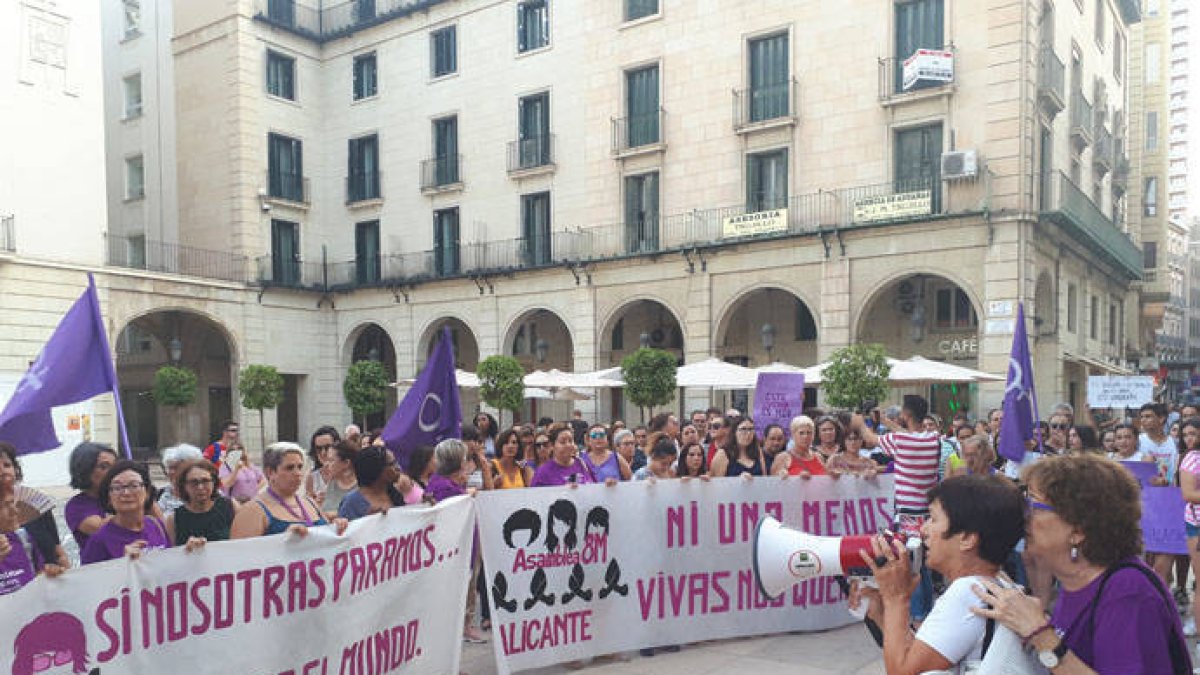 Un centenar de personas se manifiesta en Alicante contra